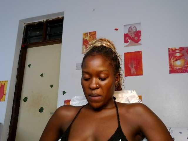 Daisyi live cam on BongaCams