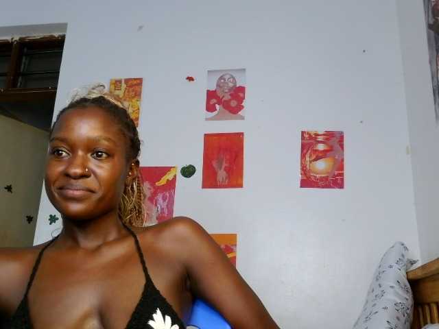 le modèle Daisyi est en webcam porno dans un show sur le site bongacams, il possède les tags suivants: Ebony,Blonde,Trimmed