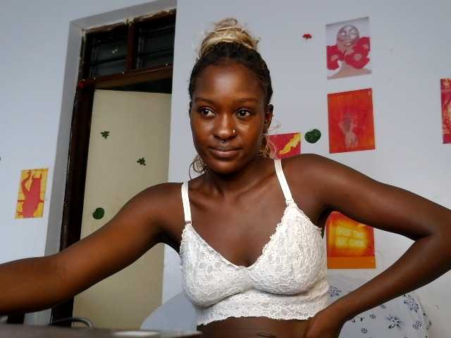 Daisyi live cam on BongaCams