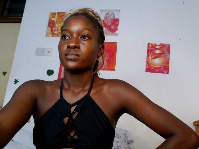 le modèle Daisyi est en webcam porno dans un show sur le site bongacams, il possède les tags suivants: Ebony,Blonde,Trimmed