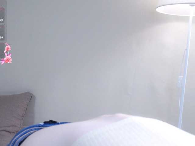 honeyblon live cam on BongaCams