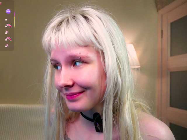 honeyblon live cam on BongaCams