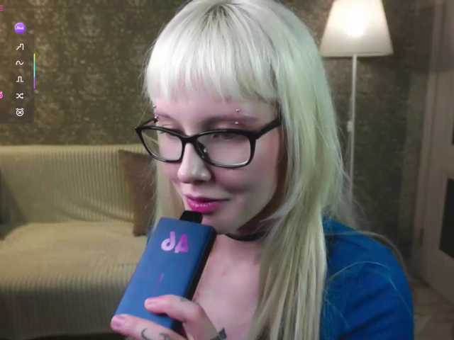 honeyblon live cam on BongaCams