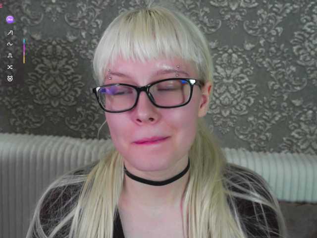 honeyblon live cam on BongaCams