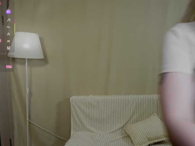 honeyblon live cam on BongaCams