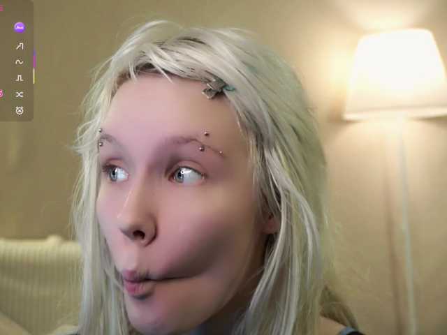 honeyblon live cam on BongaCams