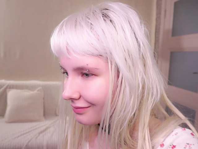 honeyblon live cam on BongaCams