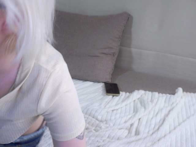honeyblon live cam on BongaCams