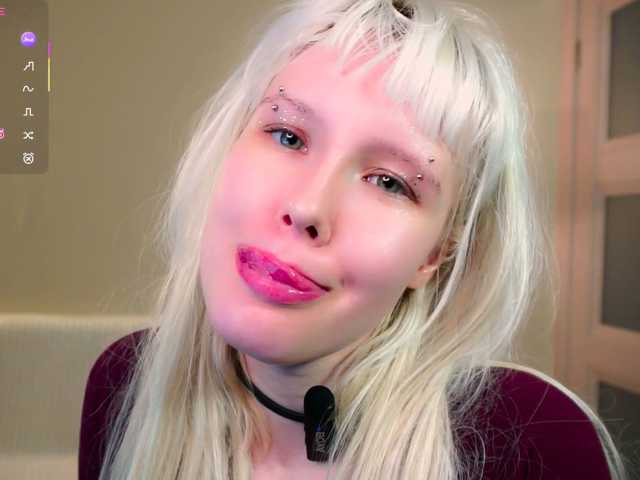 honeyblon live cam on BongaCams