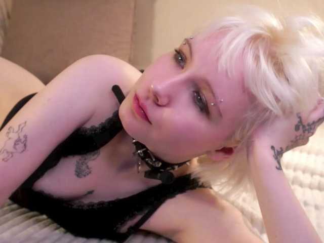 honeyblon live cam on BongaCams