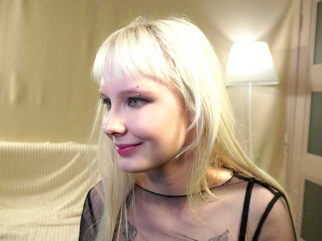 honeyblon live cam on BongaCams