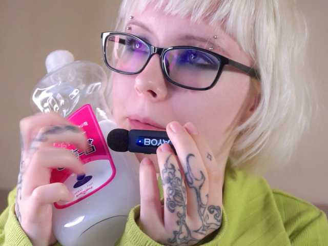 honeyblon live cam on BongaCams