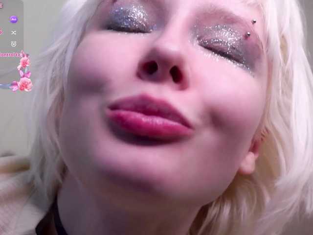 honeyblon live cam on BongaCams