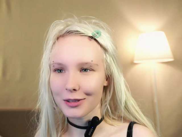 honeyblon live cam on BongaCams