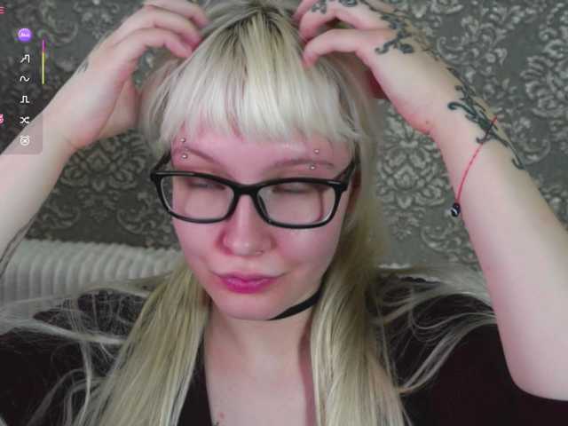 honeyblon live cam on BongaCams
