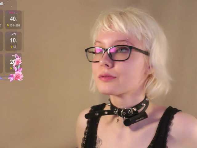 honeyblon live cam on BongaCams
