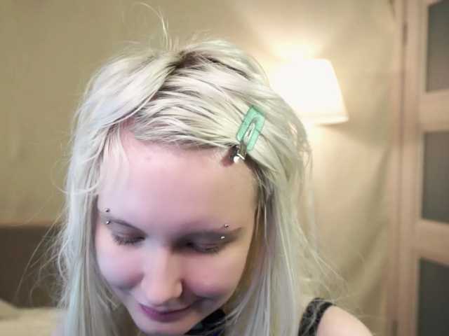 honeyblon live cam on BongaCams