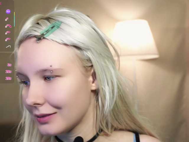honeyblon live cam on BongaCams