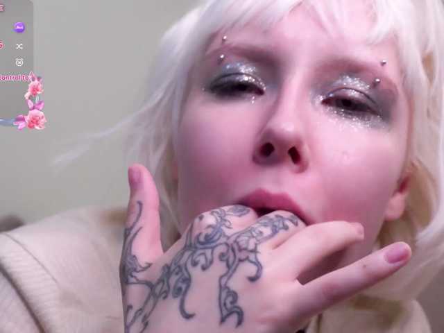 honeyblon live cam on BongaCams