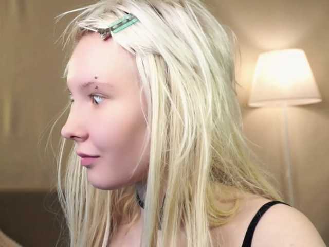 honeyblon live cam on BongaCams