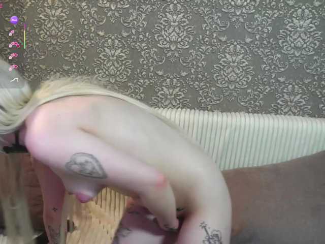honeyblon live cam on BongaCams