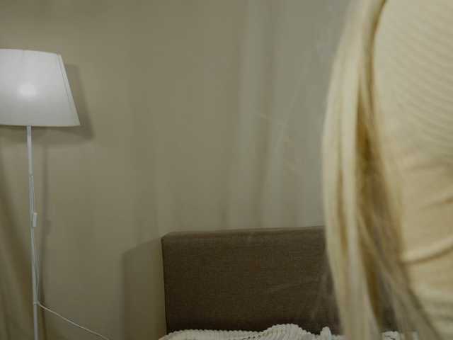 honeyblon live cam on BongaCams