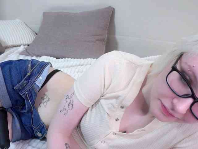 Model: honeyblon