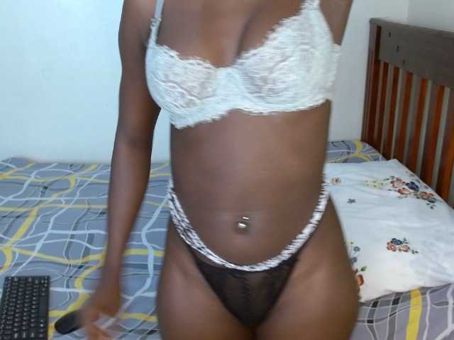 Ellaknox live cam on BongaCams