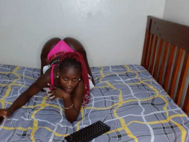Ellaknox live cam on BongaCams