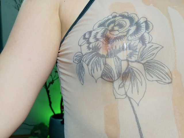 rosebee1 live cam on BongaCams