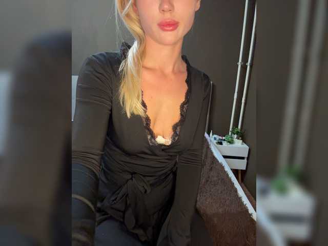 Mona-Em live cam on BongaCams