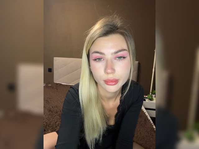 Mona-Em live cam on BongaCams
