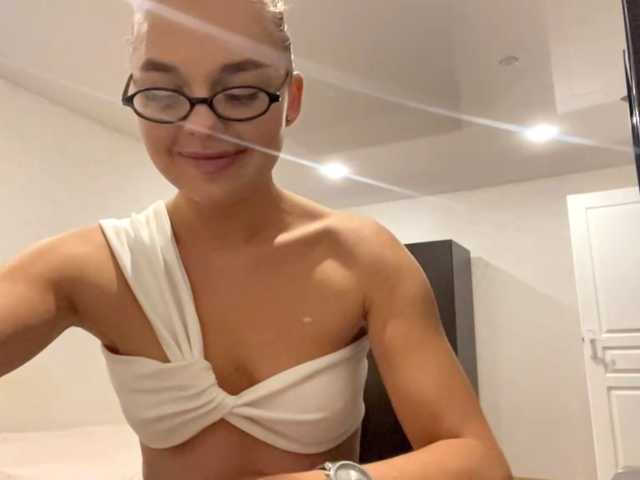 SenaMorein live cam on BongaCams
