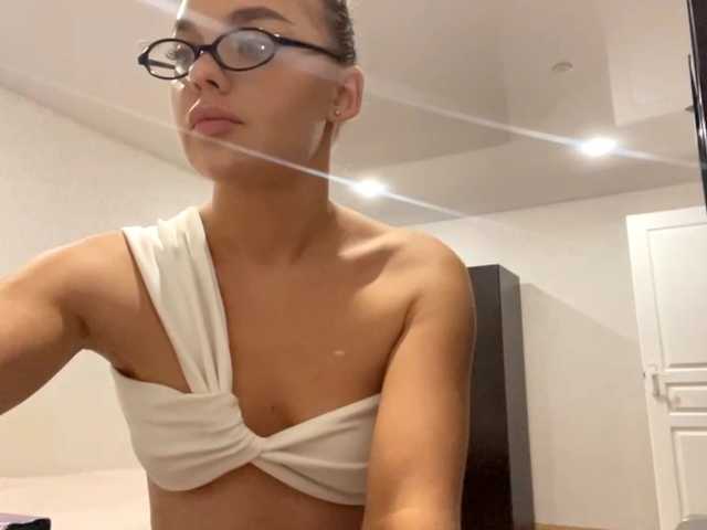 SenaMorein live cam on BongaCams