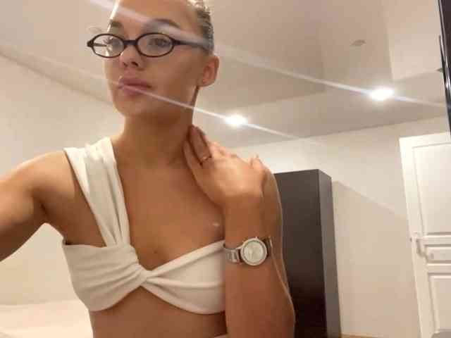 SenaMorein webcam