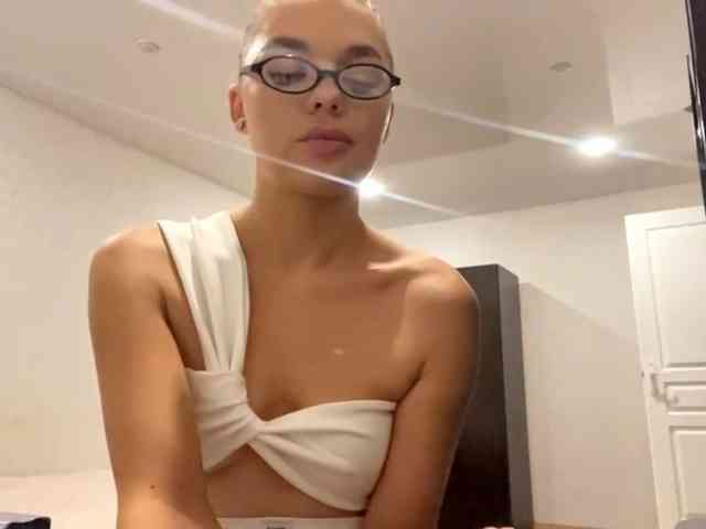 SenaMorein webcam