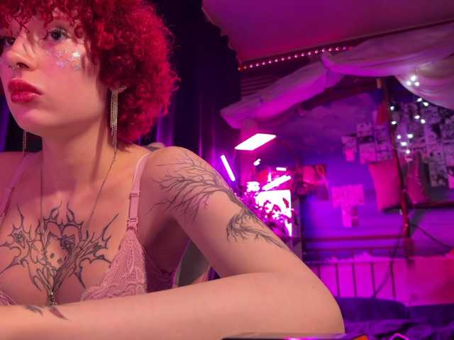 LilyLorsi webcam