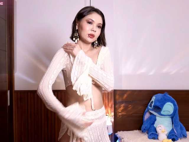 Hella-pretty live cam on BongaCams