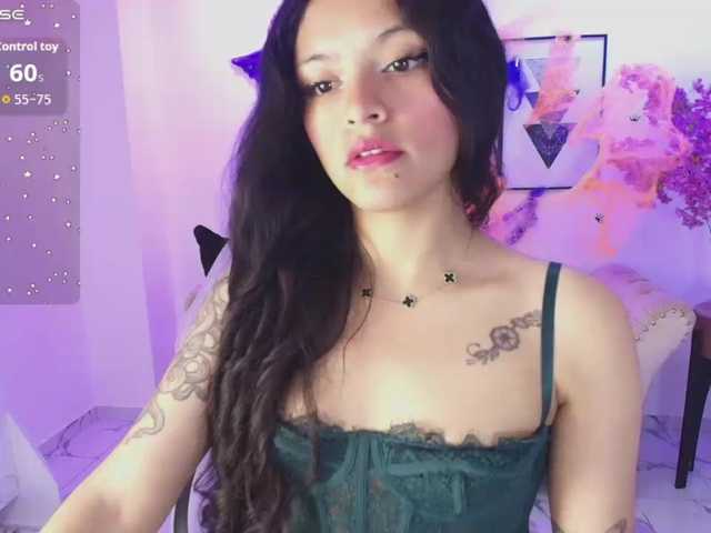 Maddie-T18 live cam on BongaCams