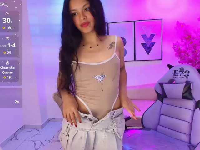 Maddie-T18 live cam on BongaCams