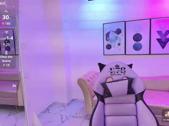 Maddie-T18 live cam on BongaCams