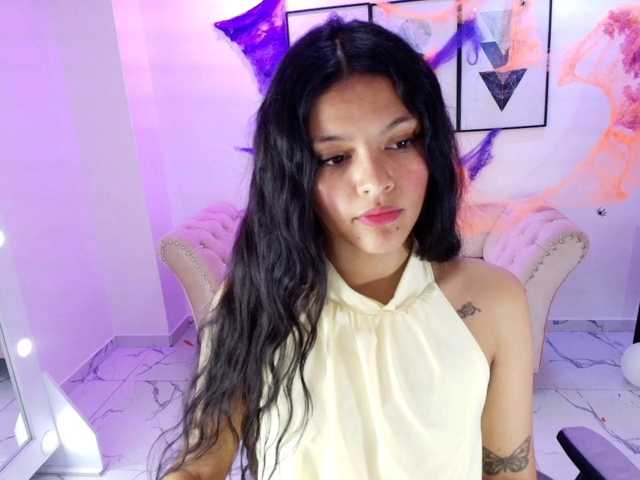 Maddie-T18 live cam on BongaCams