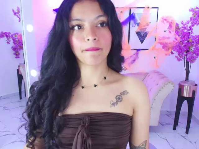Maddie-T18 live cam on BongaCams