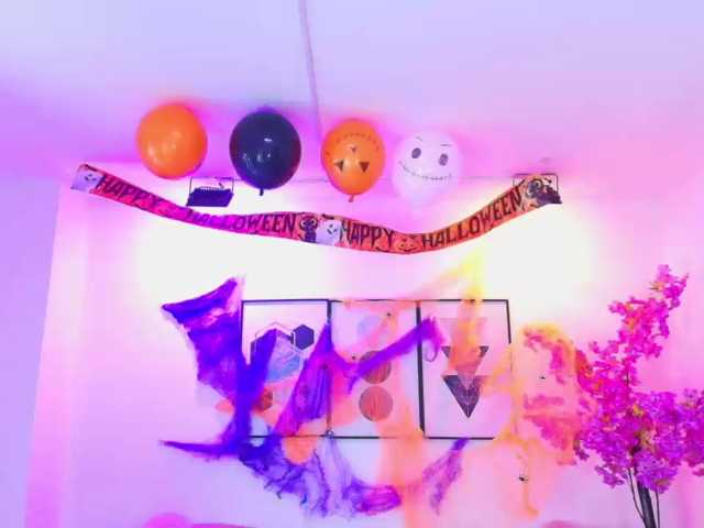 Maddie-T18 live cam on BongaCams
