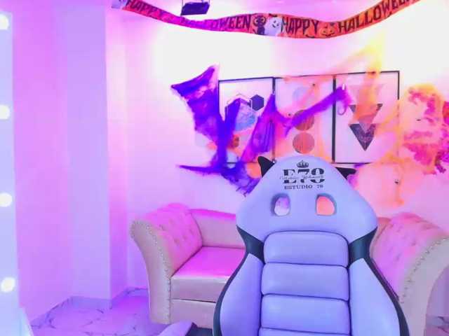 Maddie-T18 live cam on BongaCams