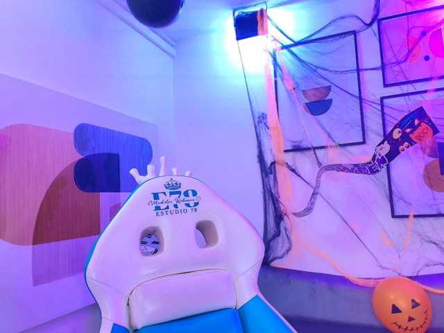 Maddie-T18 live cam on BongaCams