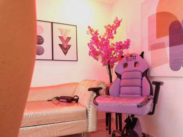 Maddie-T18 live cam on BongaCams