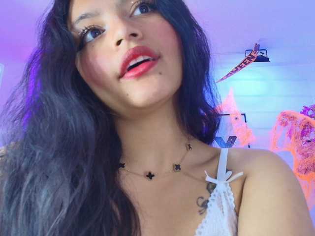 Maddie-T18 live cam on BongaCams
