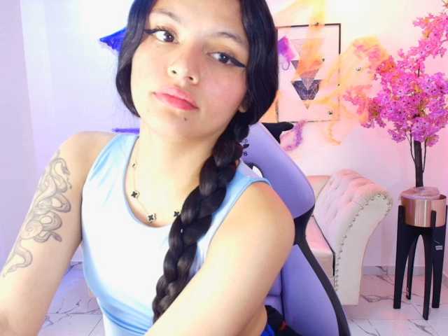 Maddie-T18 live cam on BongaCams
