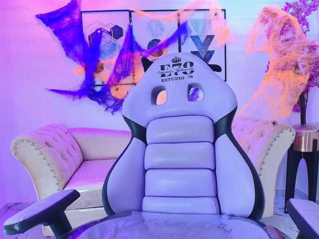 Maddie-T18 live cam on BongaCams